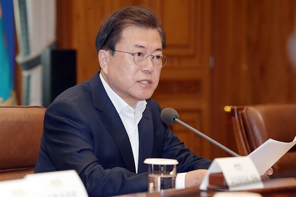 문재인 대통령이 24일 청와대에서 코로나19 관련 2차 비상경제회의를 주재하고 있다. [사진= 연합뉴스]