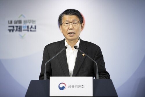 은성수 금융위원장이 24일 오후 정부서울청사에서 코로나19 관련 금융시장 안정화 방안을 발표하고 있다. [사진= 연합뉴스]