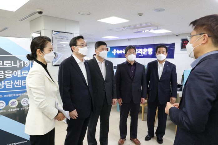 손태승(왼쪽 두번째) 우리금융그룹 회장과 권광석(왼쪽 세번째) 신임 우리은행장이 남대문시장지점을 방문해 코로나19 사태로 어려움을 겪고 있는 남대문시장 소상공인들의 이야기를 경청하고 있다. 손회장은 여신 지원으로 밤낮없이 고생하고 있는 직원들을 격려하고, 직원들의 현장 의견에 귀를 기울이며 권행장과 해결방안 등을 논의했다.(사진=우리금융그룹)