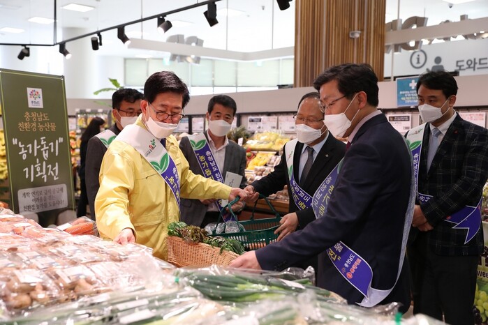 25일 오후, 롯데마트 성정점에서  충청남도 양승조 도지사와 롯데마트 김창용 본부장이 '충청남도 농가돕기 기획전' 행사를 준비하고 있는 모습.(사진=롯데쇼핑)