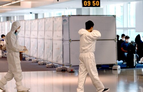 23일 오전 인천국제공항 1터미널 도착층에 설치된 선별 진료소에서 여행객들이 진료 및 선별 진료 결과를 기다리고 있다. [사진= 공항사진기자단]