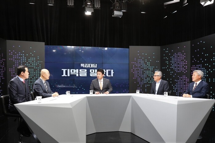 LG헬로비전 스튜디오에서 전문가들이 지역균형발전 방안에 대해 논의하고 있다. 사진 왼쪽에서부터 하혜수 교수, 이기원 위원장, 방송인 서경석 씨, 오종린 교수, 서왕진 원장.(사진=LG헬로비전)