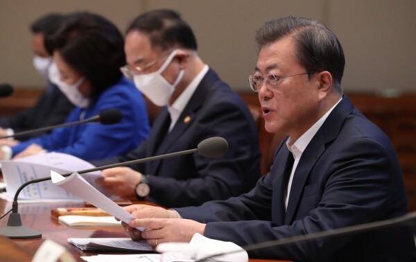 문재인 대통령이 30일 청와대에서 코로나19 관련 제3차 비상경제회의를 하고 있다. [사진= 연합뉴스]