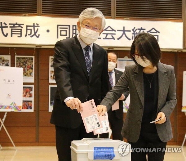 제21대 국회의원 선거 재외선거 첫날인 1일 오전 일본 도쿄도(東京都) 미나토(港)구 한국중앙회관에 마련된 투표소에서 남관표 주일본 한국대사와 부인 최경희 여사가 투표함에 투표용지가 든 봉투를 넣고 있다. [도쿄= 연합뉴스]