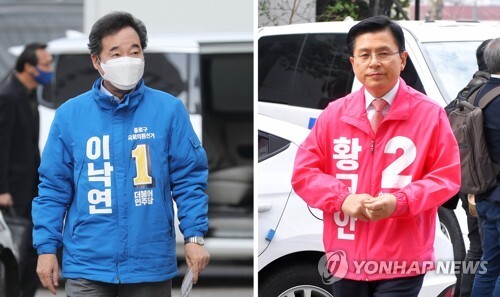 제21대 총선에서 서울 종로구에 출마하는 더불어민주당 이낙연 후보(사진 왼쪽)와 미래통합당 황교안 후보가 지난 26일 오전 서울 종로구선거관리위원회에서 후보 등록을 위해 접수처로 향하고 있다. [사진= 연합뉴스]