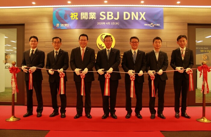 지난 1일 일본 동경 소재 SBJ본점에서 진행된 SBJ DNX 개업식에서 SBJ은행 토미야 세이이치로 사장(좌측 네번째), SBJ DNX 히라오카 사장(좌측 일곱번째), SBJ은행 전필환 부사장(좌측 세번째), SBJ DNX 김계환 부사장(좌측 첫번째) 및 관계자들이 테이프커팅을 하는 모습.(사진=신한은행)
