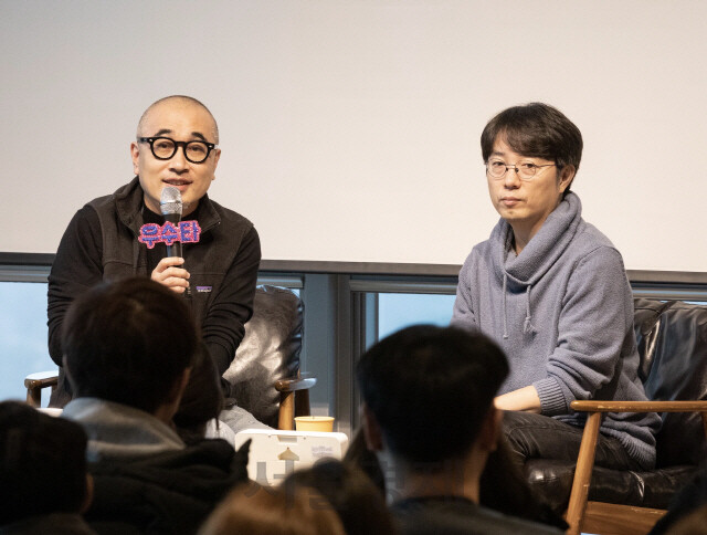 지난해 12월 우아한형제들 김봉진 창업주(왼쪽)와 김범준 대표의 모습.(사진=우아한형제들)