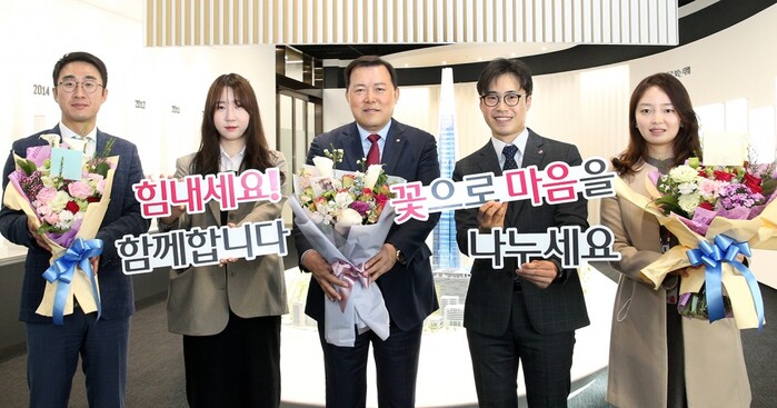 롯데지주 황각규 부회장(사진 가운데)은 화훼농가 돕기 릴레이에 동참했다.(사진=롯데지주)
