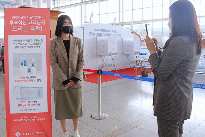 사진은 10일?오전, 서울역사 3층 맞이방에서 홍보도우미들이 롯데아울렛 서울역점 이벤트를 홍보하고 있는 모습?.(사진=롯데쇼핑)