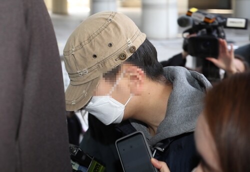 텔레그램 대화방 '박사방'에서 성 착취물을 유포한 조주빈의 공범 강훈(18)이 9일 오전 서초구 서울중앙지법에서 열린 구속 전 피의자 심문(영장실질심사)에 출석하고 있다. [사진= 연합뉴스]