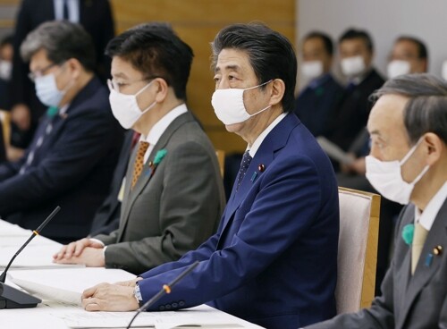 아베 신조(安倍晋三) 일본 총리가 16일 일본 총리관저에서 열린 코로나19 대책본부 회의에서 긴급사태를 전국으로 확대한다고 발표하고 있다. [사진=교도/연합뉴스]