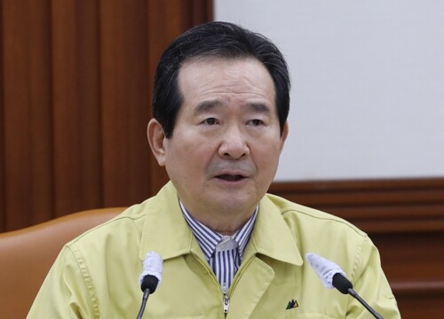 '완화된 사회적 거리두기'가 5월5일까지 연장된다. 사진은 정세균 국무총리가 19일 정부서울청사에서 코로나19 대응 중앙재난안전대책본부 회의를 주재하는 모습.  [사진= 연합뉴스]
