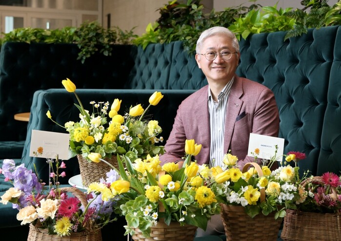 서경배 아모레퍼시픽그룹 회장, 플라워 버킷 챌린지 캠페인 동참.(사진=아모레퍼시픽그룹)