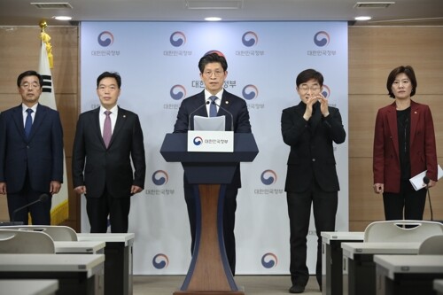 노형욱 국무조정실장이 23일 정부서울청사에서 관계부처와 합동으로 '디지털 성범죄 근절대책'을 발표하고 있다. 왼쪽부터 장하연 경찰청 차장, 김오수 법무부 차관, 노 국무조정실장, 오른쪽이 김희경 여성가족부 차관. [사진= 연합뉴스]