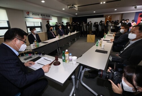 권오갑 한국프로축구연맹 총재가 24일 서울 종로구 신문로2가 축구회관에서 열린 2020년 제3차 이사회를 시작하며 의사봉을 두드리고 있다. 이날 연맹은 올해 K리그 개막일을 5월 8일로 결정했다. [사진= 연합뉴스]