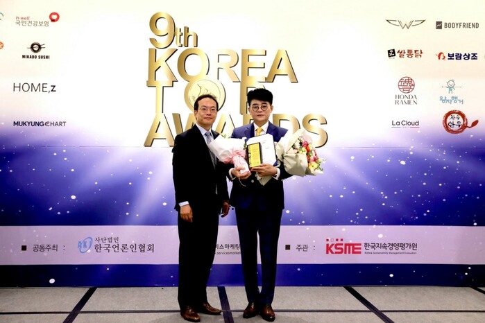최철홍 보람상조그룹 회장(오른쪽)이 28일 밀레니엄 호텔 서울에서 열린 ‘제9회 코리아 톱 어워드’ 시상식에서 ‘공감경영 나눔실천 CEO 대상’과 ‘명품 브랜드 대상’을 동시 수상하고 있다.(사진=보람상조그룹)