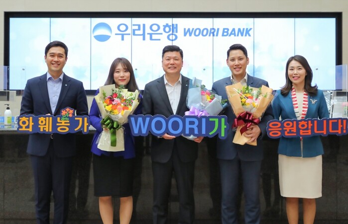 권광석 우리은행장이 직원들과 함께 화훼농가 돕기 릴레이 캠페인에 동참하고 있다.(사진=우리은행)