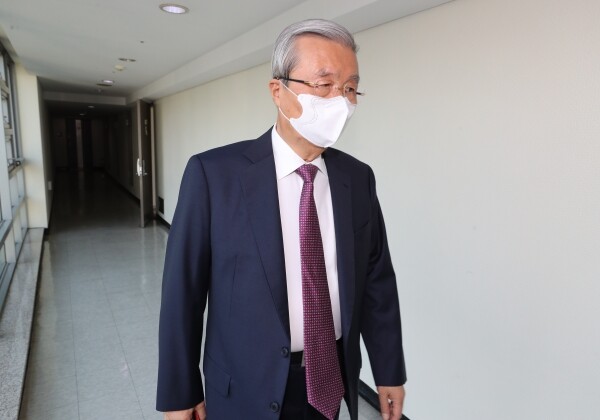 미래통합당 김종인 전 총괄 선거대책위원장이 28일 오전 서울 광화문 인근 자신의 사무실로 들어서고 있다. [사진= 연합뉴스]