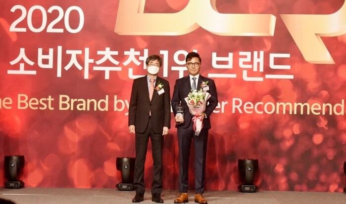 이창우 보람상조 대표이사(오른쪽)가 지난 28일 서울 소공동 더 플라자호텔에서 열린 ‘2020 소비자추천 1위 브랜드’ 시상식에서 ‘2020 소비자추천 브랜드 상조서비스 부문 1위’에 선정돼 대리 수상하고 있다.(사진=보람상조그룹)