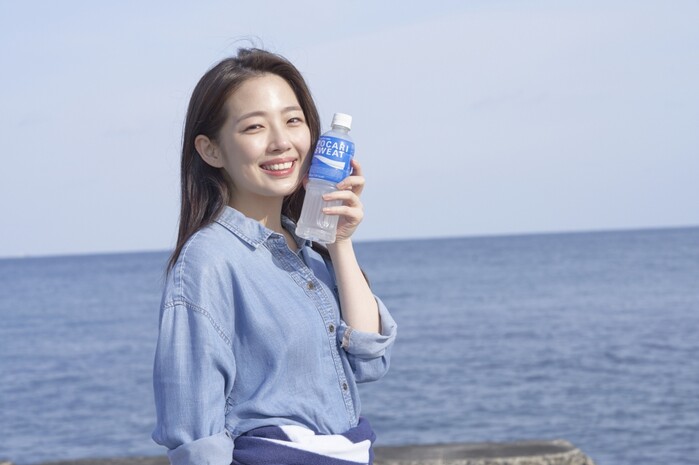 포카리스웨트 TV 광고 현장에서 촬영한 이은재양의 비하인드 컷.(사진=동아오츠카)