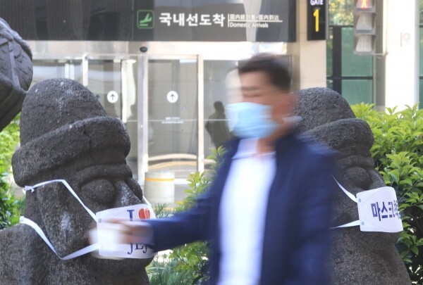 황금연휴를 하루 앞둔 29일 제주국제공항에 도착한 이들이 마스크를 쓰고 주차장으로 향하고 있다. 제주도관광협회에 따르면 29일부터 다음 달 5일까지 17만9천여명의 관광객이 제주를 찾을 전망이다. [사진= 연합뉴스]