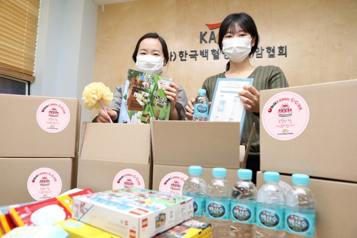 한국백혈병소아암협회 직원들이 농심 심심키트를 포장하고 있다.(사진=농심)