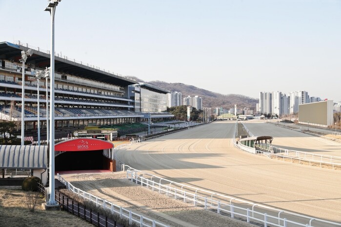 코로나 여파로 텅빈 주말 서울경마공원 풍경.(사진=한국마사회)