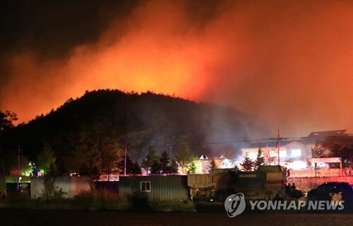 1일 오후 강원 고성군 토성면 도원리의 주택 화재가 산불로 번져 도학초교 야산에서 연기와 불길이 치솟고 있다. [사진= 연합뉴스]