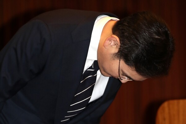 이재용 삼성전자 부회장이 6일 서초동 사옥에서 경영권 승계와 노조 문제 등과 관련해 대국민 사과를 하기 전 고개 숙여 인사하고 있다. [사진= 연합뉴스]