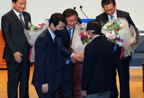 더불어민주당 새 원내대표로 당선된 김태년 후보가 이해찬 대표, 이인영 원내대표로부터 축하 꽃다발을 받고 있다. [사진= 연합뉴스]