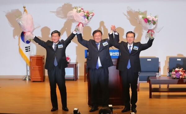 7일 국회 의원회관 대회의실에서 열린 제21대 국회 더불어민주당 제1기 원내대표 선출 당선인 총회에서 원내대표로 당선된 김태년 후보(가운데)가 기념촬영을 하고 있다. [사진= 연합뉴스]