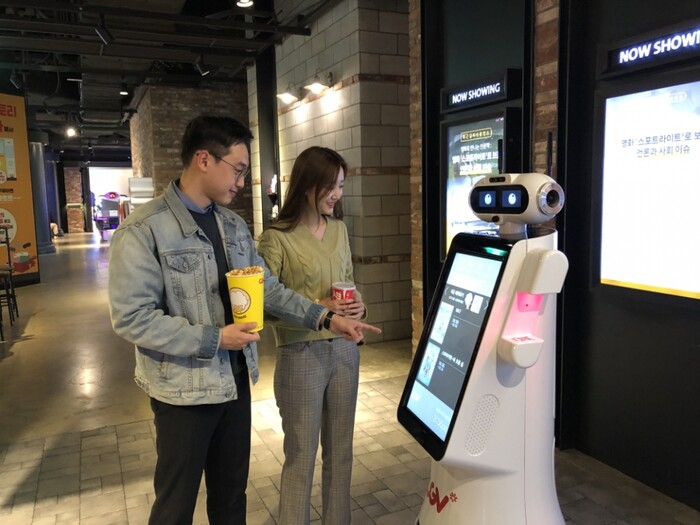 CGV여의도 대면 서비스를 최소화한 ‘언택트시네마’ 모습. '체크봇'을 통해 극장 정보를 확인하는 모습.(사진=CJ CGV)