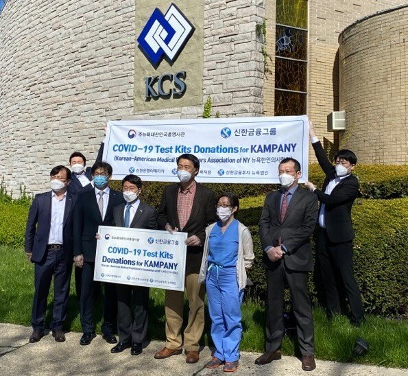 지난 7일 조정훈 신한은행 아메리카 CFO(앞줄 왼쪽부터), 도건우 신한은행 뉴욕지점장, 서태원 신한은행 아메리카 은행장, 장원삼 주 뉴욕총영사, 이현지 뉴욕한인의사협회장, 김준영 신한금융투자 뉴욕법인장이 기념촬영을 하고 있다.(사진=신한금융그룹)