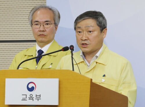 박백범 교육부 차관이 11일 오후 세종시 정부세종청사에서 등교수업 일주일 재연기 발표를 마친 뒤 취재진의 질문에 답변하고 있다. 왼쪽은 배석한 권준욱 중앙방역대책부본부장(국립보건연구원장). [사진= 연합뉴스]