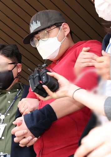 성 착취물을 공유하는 텔레그램 대화방을 처음 만든 것으로 알려진 인물인 '갓갓'이 12일 오전 구속영장 실질심사를 받기 위해 안동경찰서에서 대구지방법원 안동지원으로 이동하고 있다. [사진= 연합뉴스]