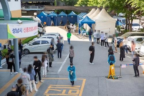 지난 13일 오전 경기도의 한 보건소 선별진료소를 찾은 이태원.논현동 일대 방문자들이 검사를 받기 위해 대기하고 있다. [사진= 연합뉴스]