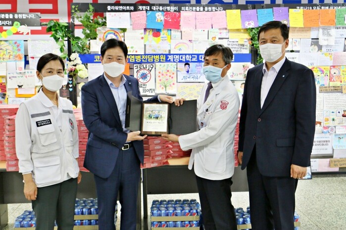 우리금융그룹은 지난 3월부터 대구지역 거점병원 의료진을 대상으로 해왔던 ‘든든한 도시락’ 지원활동을 성공적으로 마무리 했다. 우리은행 대구경북서부 영업본부장과 대한적십자사 대구지사 사무처장은 지난 14일 대구동산병원을 방문해 코로나19 확산 방지를 위해 최일선에서 고군분투한 의료진에게 존경의 마음을 담은 감사패와 간식을 전달했다. (왼쪽부터 박선영 대한적십자사 대구지사 사무처장, 이재동 대구경북서부 영업본부장, 서영성 대구동산병원장, 장재선 우리은행 평리동 지점장).(사진=우리금융그룹)