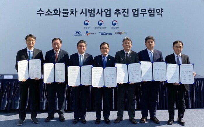 박대준 쿠팡 신사업부문 대표, 한성권 현대자동차 상용사업담당 사장, 정승일 산업통상자원부 차관, 홍정기 환경부 차관, 손명수 국토교통부 제2차관(왼쪽부터) 등 협약식 관계자들이 기념촬영을 하고 있다.(사진=쿠팡)