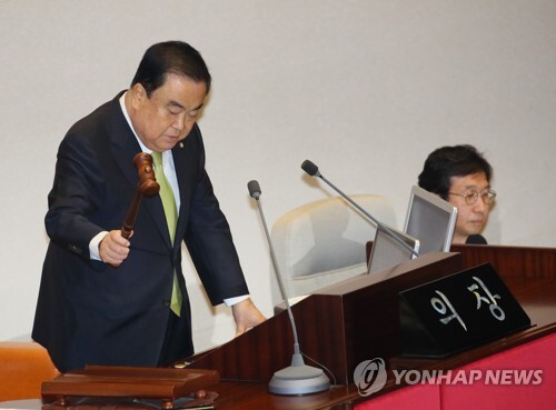 문희상 국회의장이 20일 국회 본회의장에서 제378회국회(임시회) 제1차 본회의를 개의하고 있다.  [사진= 연합뉴스]