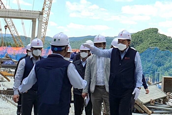 롯데 황각규부회장이(오른쪽) 충북 진천 은암산단에 건설 중인 물류센터 '메가 허브 터미널'에서 롯데글로벌로지스, 롯데건설 관계자들과 함께 공사현장을 둘러보고 있다.(사진=롯제지주)