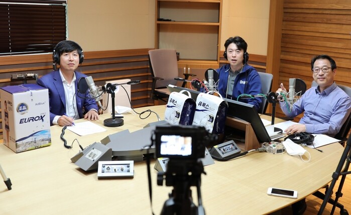 유록스, MBC 라디오 출연 (왼쪽부터) 윤희용 상무, 김나진 아나운서, 권용주 자동차 전문기자.(사진=롯데정밀화학)
