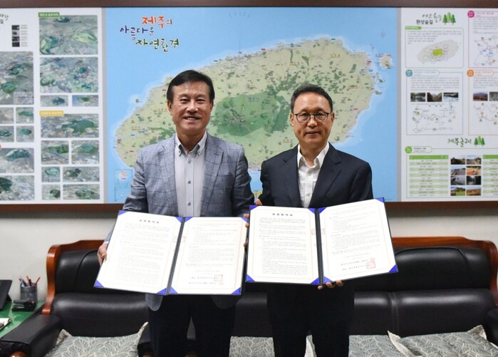 박근수 제주특별자치도 환경보전국장(좌), 허철호 오리온제주용암수 대표이사.(사진=오리온 그룹)