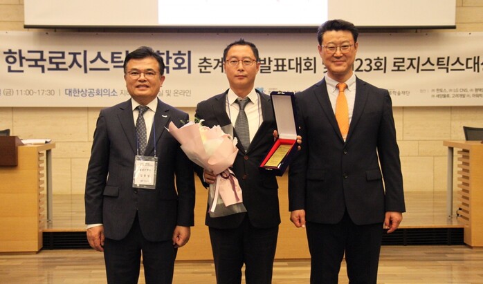 김명규 쿠팡 물류정책실장 겸 전무(가운데)가 제23회 한국로지스틱스대상 시상식에서 중견기업 부문 대상을 수상한 뒤 기념촬영을 하고 있다.(사진=쿠팡)