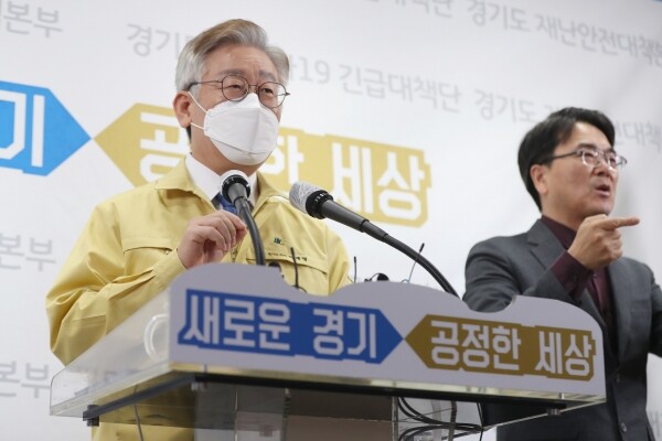 이재명 경기지사가 28일 오후 경기도청 브리핑룸에서 신종 코로나바이러스 감염증(코로나19) 확진자가 다수 발생한 부천 쿠팡 신선물류센터(제2공장)에 대한 2주간 집합금지 행정명령을 발표하고 있다.  [사진= 연합뉴스]