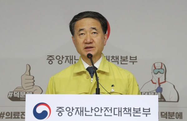 박능후 중앙재난안전대책본부 1차장(보건복지부 장관)이 28일 오후 세종시 정부세종청사에서 '코로나19 긴급관계장관회의' 결과 등을 발표하고 있다. [사진= 연합뉴스]