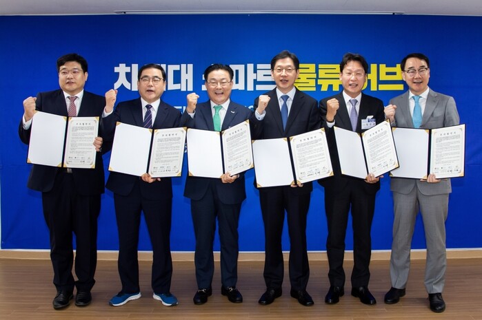 사진 왼쪽부터 홍성준 액세스월드 대표, 허성무 창원시장, 최근배 동원로엑스냉장Ⅱ 대표, 김경수 경상남도지사, 김인호 대우로지스틱스 대표, 하승철 부산진해경제자유구역청장.(사진=동원그룹)