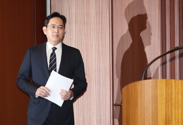 삼성물산-제일모직 합병과 삼성 경영권 승계를 둘러싼 의혹을 수사하는 검찰이 4일 이재용 삼성전자 부회장의 구속영장을 청구했다. 법원은 이 부회장의 구속 전 피의자 심문(영장실질심사)을 8일 오전 10시30분 서울법원종합청사 서관 321호 법정에서 하기로 했다. 사진은 지난 5월 6일 서울 서초구 서초동 삼성전자 사옥에서 열린 대국민 사과 기자회견에 입장하는 이 부회장 모습. [사진= 연합뉴스]