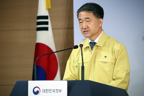 박능후 중앙재난안전대책본부 1차장(보건복지부 장관)이 7일 정부서울청사에서 신종 코로나바이러스 감염증(코로나19) 대응 중대본 회의 결과를 브리핑하고 있다. [사진= 연합뉴스]