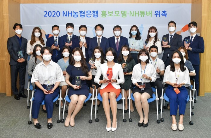 손병환 은행장이 직원 홍보모델 및 NH튜버와 함께 위촉식 후 기념촬영을 하고 있다.(사진=NH농협은행)