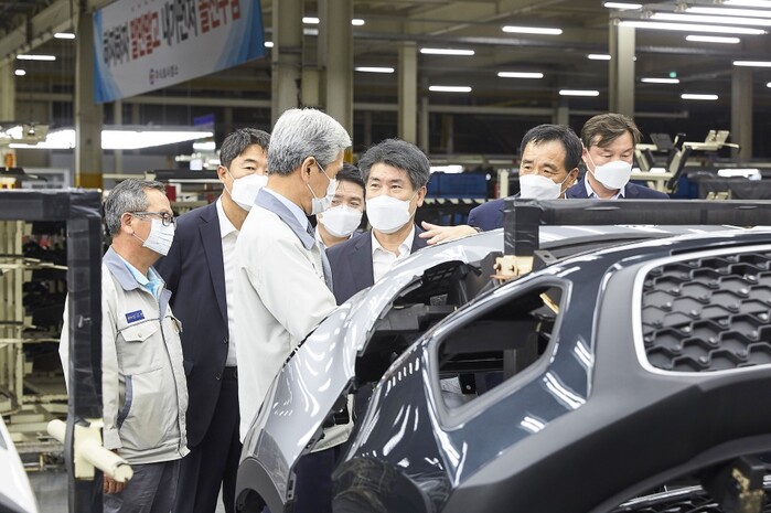 생산라인 가동 중단한 車산업 중소기업 찾아 애로사항 청취.(사진=기업은행)